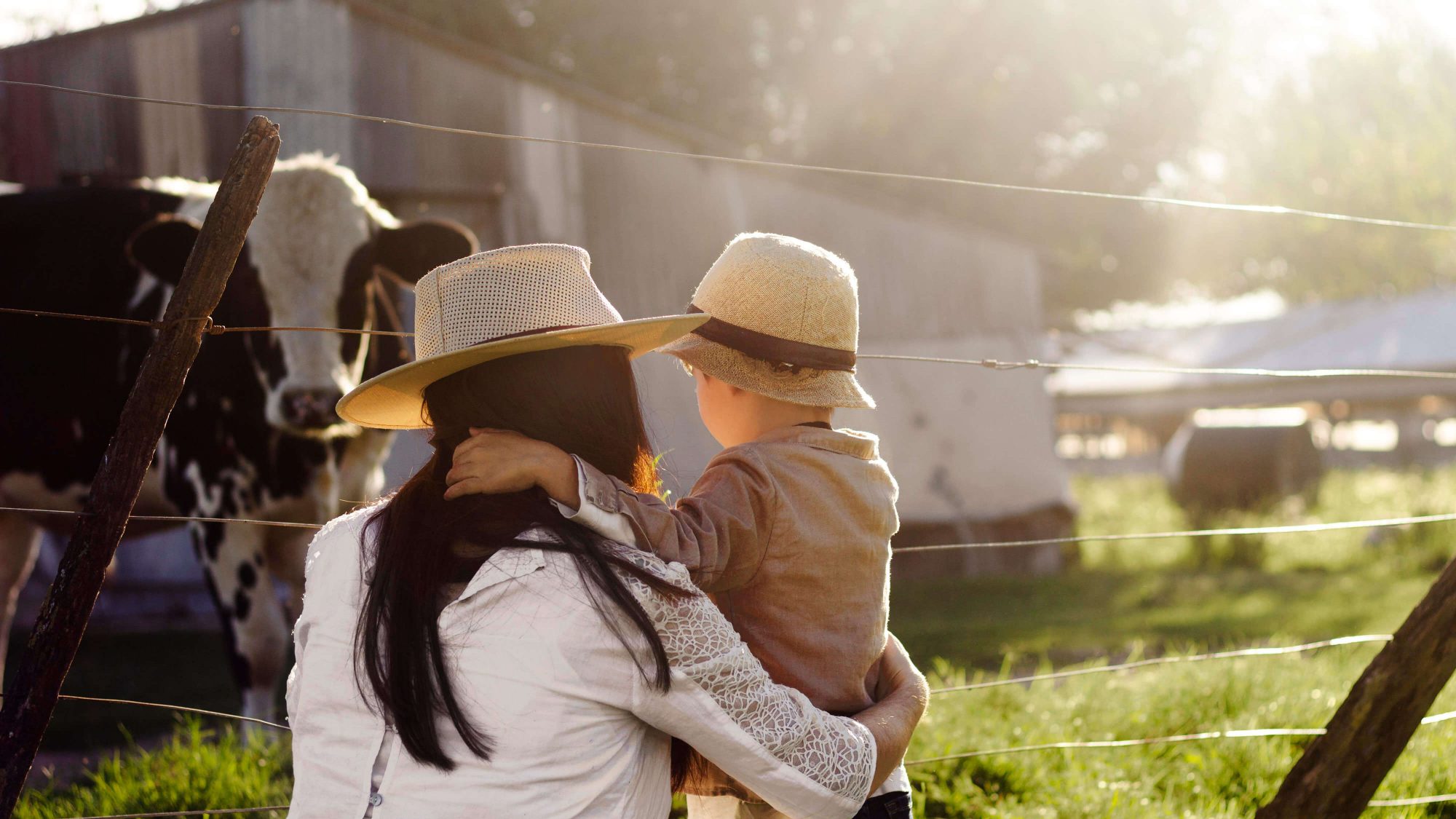 Mutter mit Kind auf dem Bauernhof