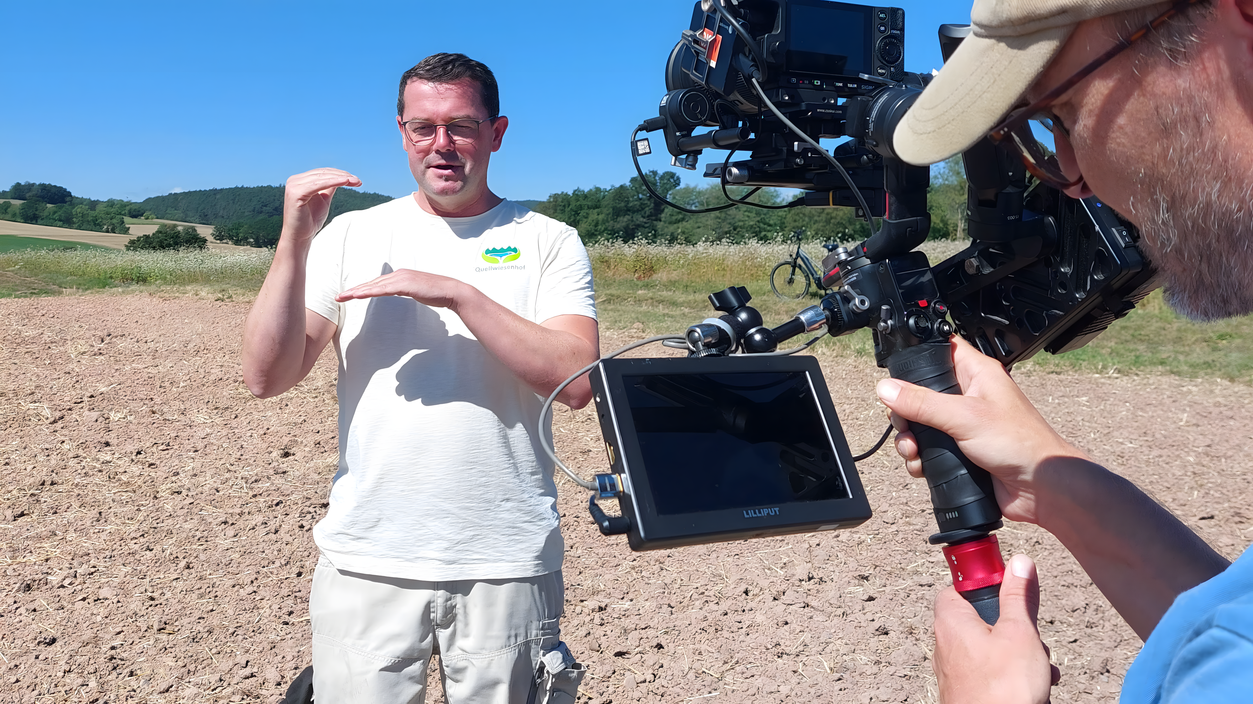 Rico Platzdasch vom Quellwiesenhof beim Videodreh, Foto: LLH